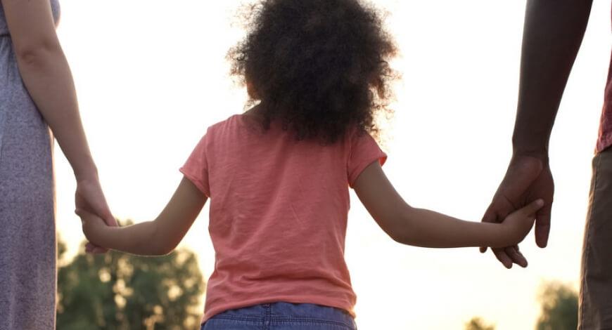 Uma criança protegida pelos pais